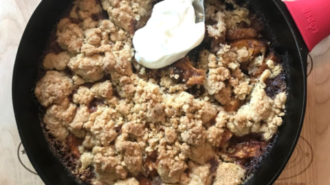 peach crumble in cast iron skillet