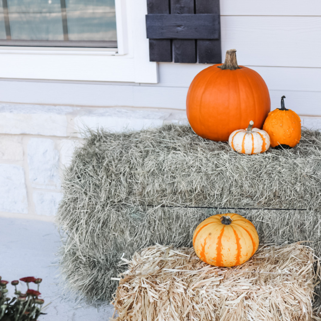 Fall outdoor décor pumpkins and hay bales